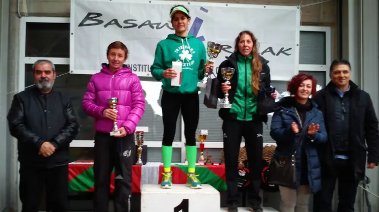 Nuria Rodríguez, primera en el pódium de Basauri.