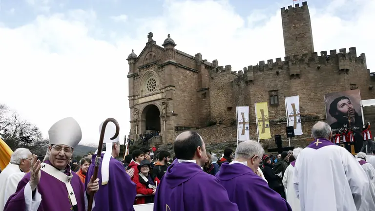 V&iacute;a crucis y misa en el Castillo de Javier en las Javieradas 2016. EFE