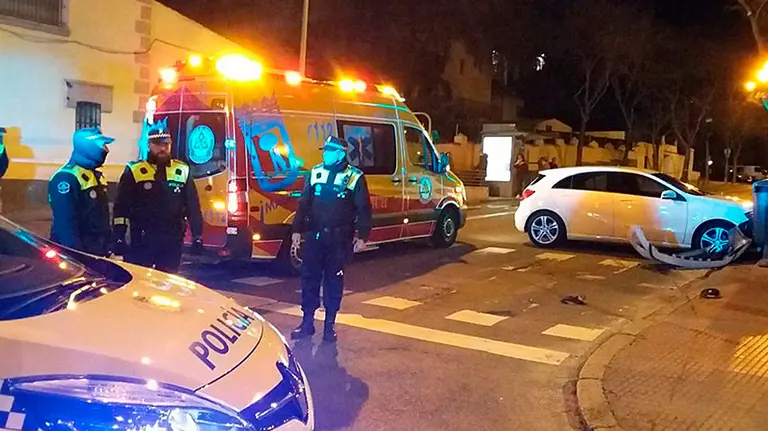 GRA329. MADRID. 06/03/2016.- Fotografía facilitada por el Ayuntamiento de Madrid de la Policía Municipal y los servicios de Emergencias en el lugar donde un hombre de 76 años ha resultado herido muy grave y su mujer, de 70, con lesiones graves tras ser arrollados por un vehículo cuyo conductor ha huido a pie, esta noche en la calle Arturo Soria, en el madrileño distrito de Ciudad Lineal. EFE/Ayuntamiento Madrid