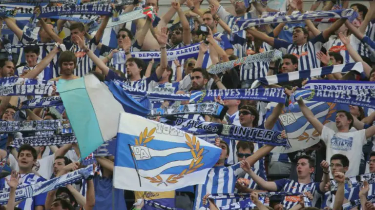 Afición del equipo vitoriano en Mendizorroza. Web deportivo alavés.com