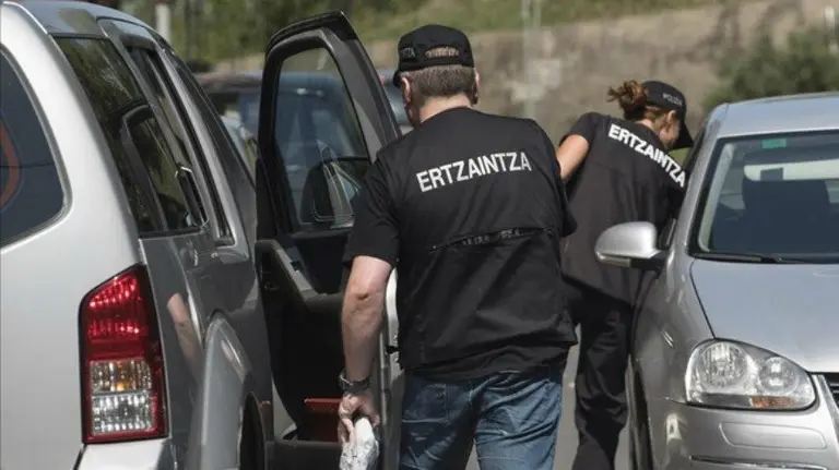 Agentes de la Ertzaintza. EFE.