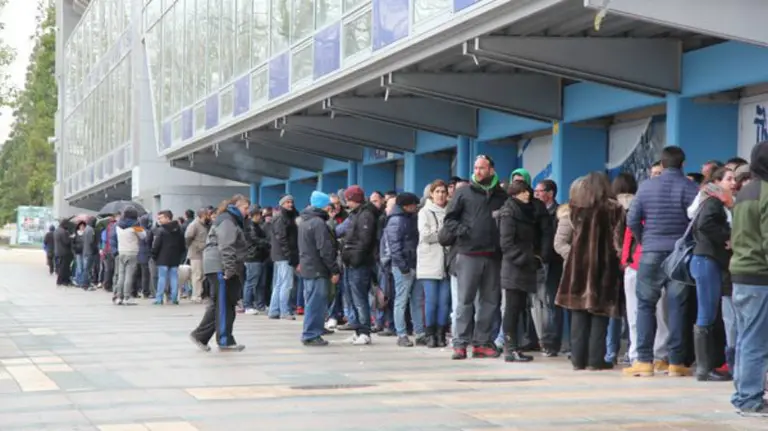 Aficionados del Alavés junto a las taquillas de Mendizorroza. Twitter.