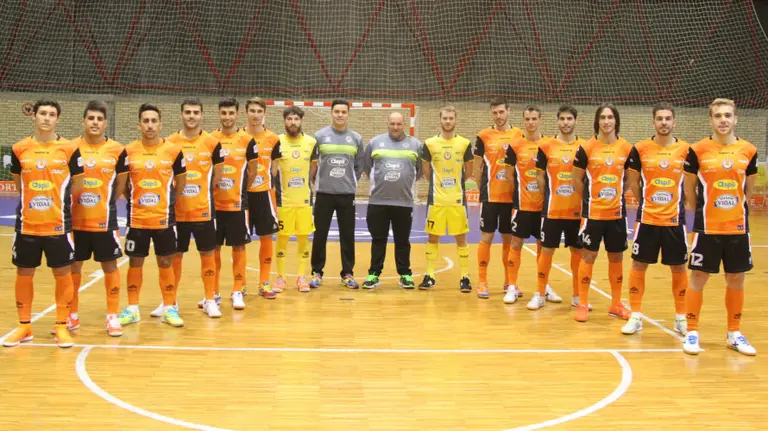 Plantilla del Aspil Vidal en el polideportivo de Tudela.