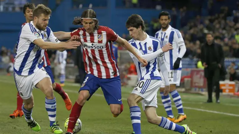 Filipe Luis ante la Real Sociedad. Efe.