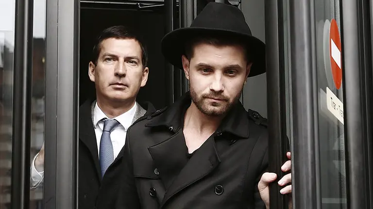 El artista Abel Azcona (d) abandona el Palacio de Justicia de Pamplona junto a su abogado Jorge Morales (i) tras declarar como investigado ante el titular del Juzgado de Instrucción número 2 de Pamplona por una exposición con supuestas hostias consagradas que fue objeto de una querella criminal por &#34;profanación&#34;. EFE/Jesús Diges