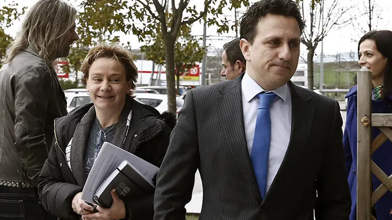 GRA348. PAMPLONA 25/02/2016.- Los exdirectivos de Osasuna Eva Blanco y Juan Ramón Lafón, antes de comenzar una rueda de prensa donde han expuesto su opinión tras ser cesados este miércoles en junta directiva del club rojillo. EFE/Jesús Diges