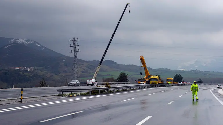 GRA091 IRURZUN (NAVARRA) 28-02-16.- La Autopista de Navarra (AP-15) se encuentra cerrada al tráfico en ambos sentidos en el kilómetro 111, en Irurtzun, por el riesgo de caída de una torre de alta tensión, cuya base ha resultado afectada, previsiblemente, por las intensas precipitaciones registradas en las últimas horas. EFE/VILLAR LÓPEZ