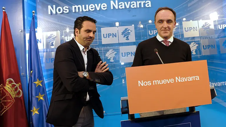 GRA352. PAMPLONA, 29/02/2016.- El presidente de UPN, Javier Esparza (d), acompañado por el diputado en el Congreso Iñigo Alli (i), durante la conferencia de prensa que han ofrecido esta tarde en Pamplona en donde Esparza ha anunciado que el Comité Ejecutivo de la formación regionalista ha decidido votar en contra de la investidura del socialista Pedro Sánchez tras considerar que el acuerdo entre PSOE y Ciudadanos "es centralista" y les genera "dudas". EFE/Villar López