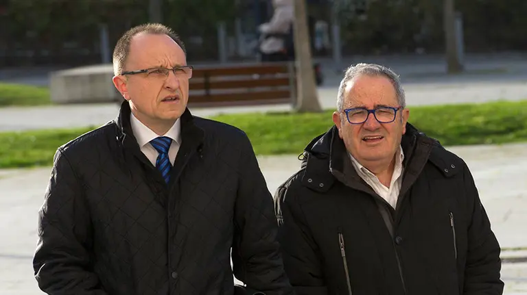 GRA049. PAMPLONA (NAVARRA) 01/03/2016.- El presidente de Osasuna, Luis Sabalza (d) y el gerente del club, Angel Ardanaz, a su llegada hoy al Palacio de Justicia de Navarra para declarar en el juicio al jugador Mamadou Koné celebrado hoy en el Juzgado de lo Social número 3 de Pamplona,de la demanda interpuesta por Osasuna contra el jugador y el Racing de Santander por incumplimiento de contrato. EFE/Villar López