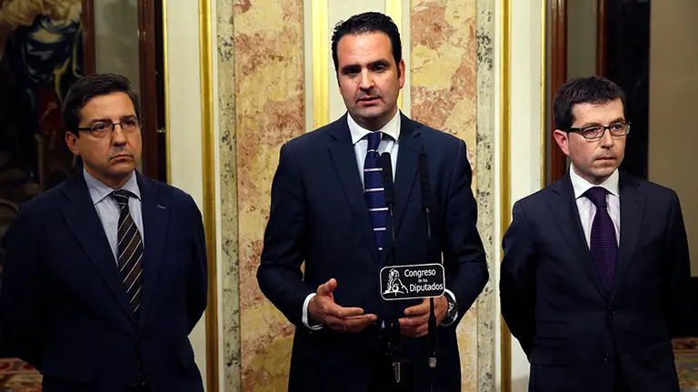 GRA476. MADRID, 01/03/2016.- Los diputados de UPN Carlos Casimiro Salvador (i) e Iñigo Jesús Alli (c) durante la rueda de prensa posterior a la primera jornada de la sesión de investidura del líder socialista, Pedro Sánchez, esta tarde en el Congreso de los Diputados. EFE/J. J. Guillén