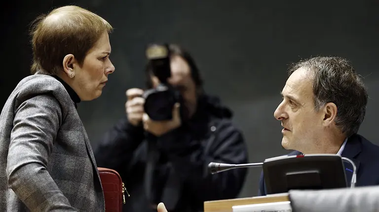 GRA283 PAMPLONA, 03/03/2016.- La presidenta del Gobierno de Navarra, Uxue Barkos, y el portavoz del grupo parlamentario de EH Bildu, Adolfo Araiz, antes de comenzar el pleno de hoy con varias preguntas al Gobierno relacionadas con el departamento de Salud, entre ellas sobre la oferta de empleo público, las jefaturas del Complejo Hospitalario o la reversión de las cocinas. EFE/Jesús Diges