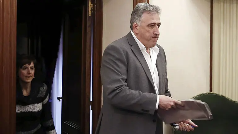 GRA413. PAMPLONA, 03/03/2016.- El alcalde de Pamplona, Joseba Asirón, entra al salón de plenos del Ayuntamiento donde se celebra esta tarde sesión plenaria, con la aprobación inicial del reglamento de protocolo y la definitiva de la plantilla orgánica de la gerencia de Urbanismo como algunos de los puntos del orden del día. EFE/Jesús Diges