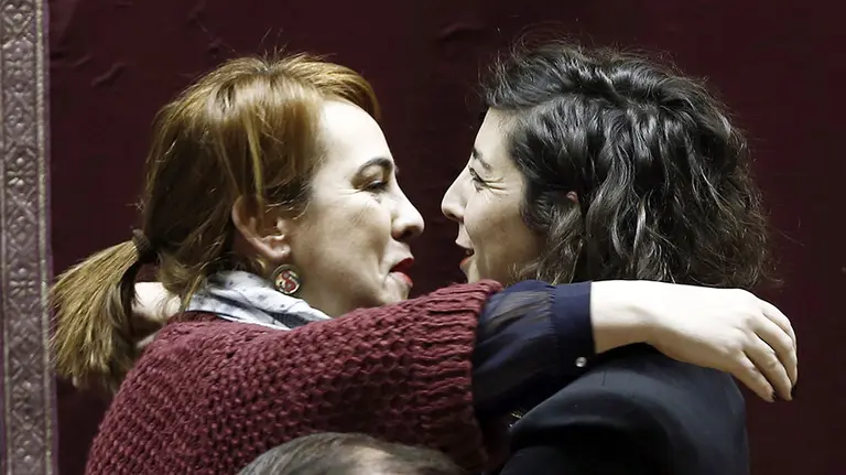 GRA105. PAMPLONA, 04/03/2016.- La portavoz del grupo parlamentario de Podemos, Laura Pérez (d), saluda a la presidenta del Parlamento, Ainhoa Aznarez, antes de comenzar el Pleno del Parlamento que celebra hoy, a propuesta del PP, un pleno monográfico para debatir la situación de las Políticas Sociales en Navarra y aprobar medidas para contribuir a su mejora. EFE/Jesús Diges