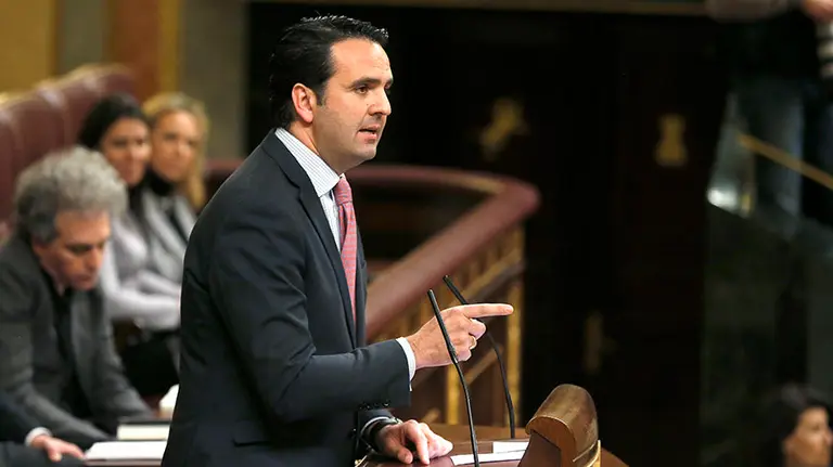 El diputado de UPN Íñigo Alli, que se reunirá esta mañana con el resto de partidos, interviene en el Congreso de los Diputados. EFE/Ballesteros