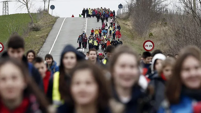 Bajo el lema 'Peregrinos de la Misericordia' miles de peregrinos caminan hasta el Castillo de Javier, cuna del patrón de Navarra para culminar mañana con una misa oficiada por el Arzobispo de Pamplona y obispo de Tudela, Francisco Pérez, la primera de la Javieradas 2016. EFE/Jesús Diges