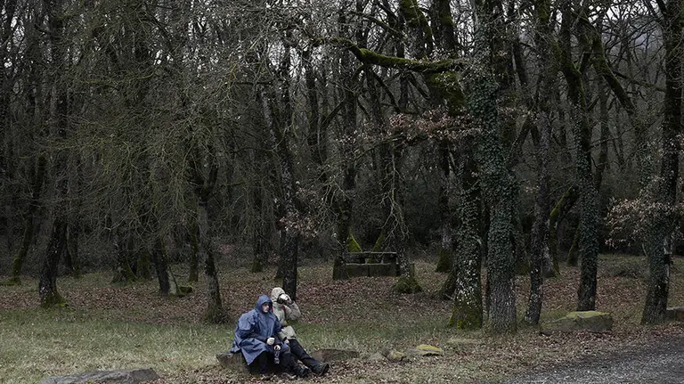 GRA144. PAMPLONA, 05/03/2016.- Dos peregrinos descansan en su marcha hasta el Castillo de Javier con el frío y la lluvia como nota característica en la jornada de hoy. Miles de personas bajo el lema &#34;Peregrinos de la Misericordia&#34; caminan hasta la cuna del patrón de Navarra para culminar mañana con una misa oficiada por el Arzobispo de Pamplona y obispo de Tudela, Francisco Pérez, la primera de la Javieradas 2016. EFE/Jesús Diges