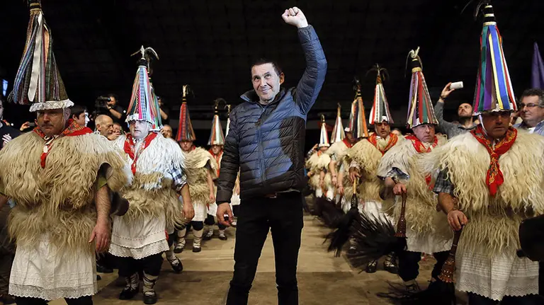 GRA257. SAN SEBASTIAN, 05/03/2016.- El dirigente de la izquierda abertzale Arnaldo Otegi durante el acto político de celebración por su excarcelación, que salió de prisión el 1 de marzo tras cumplir una pena de seis años y medio de prisión por intentar reconstruir la ilegalizada Batasuna, hoy en San Sebastián. EFE/Javier Etxezarreta.