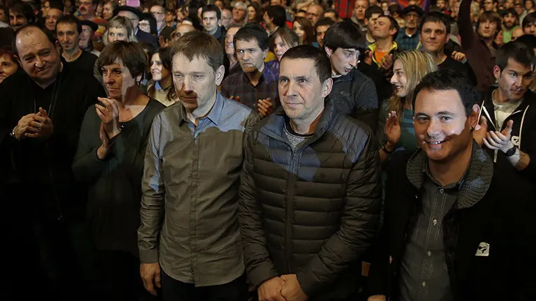 GRA262. SAN SEBASTIAN, 05/03/2016.- El dirigente de la izquierda abertzale Arnaldo Otegi (2ºd), durante el acto político de celebración por su excarcelación, hoy en San Sebastián, tras salir de prisión el 1 de marzo después de cumplir una pena de seis años y medio de prisión por intentar reconstruir la ilegalizada Batasuna. En la imagen, junto al dirigente de Sortu, Rufino Etxeberria (c), entre otros. EFE/Javier Etxezarreta