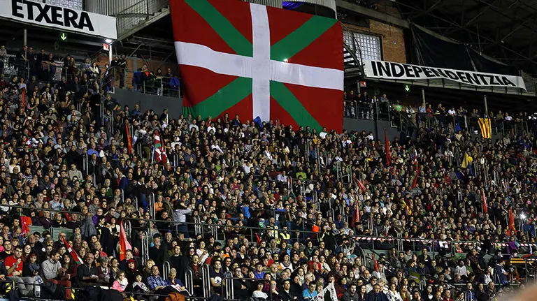 GRA307. SAN SEBASTIAN, 05/03/2016.- Vista del velódromo de Anoeta de San Sebastián donde tiene lugar el acto político de celebración por la excarcelación del dirigente de la izquierda abertzale Arnaldo Otegi, que salió de prisión el 1 de marzo tras cumplir una pena de seis años y medio de prisión por intentar reconstruir la ilegalizada Batasuna. EFE/Javier Etxezarreta.