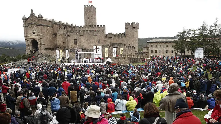 GRA234. JAVIER (NAVARRA), 06/03/2016. Una misa oficiada por el arzobispo Fernando Pérez ha puesto fin a la primera de las dos Javieradas de 2016, que ha visto sensiblemente mermada la afluencia de peregrinos debido al mal tiempo. A dos grados de temperatura y con la nieve en la sierra de Leyre decorando el paisaje, cientos de personas se han congregado para asistir a la misma en la explanada del castillo de Javier, donde nació el patrón de Navarra y de las misiones, San Francisco Javier. EFE/Jesús Diges