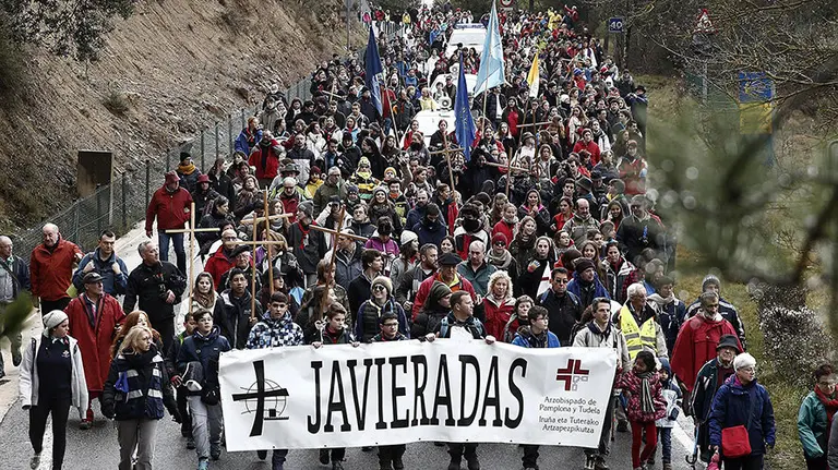GRA242. JAVIER (NAVARRA), 06/03/2016. Una misa oficiada por el arzobispo Fernando Pérez ha puesto fin a la primera de las dos Javieradas de 2016, que ha visto sensiblemente mermada la afluencia de peregrinos debido al mal tiempo. A dos grados de temperatura y con la nieve en la sierra de Leyre decorando el paisaje, cientos de personas se han congregado para asistir a la misma en la explanada del castillo de Javier, donde nació el patrón de Navarra y de las misiones, San Francisco Javier. EFE/Jesús Diges