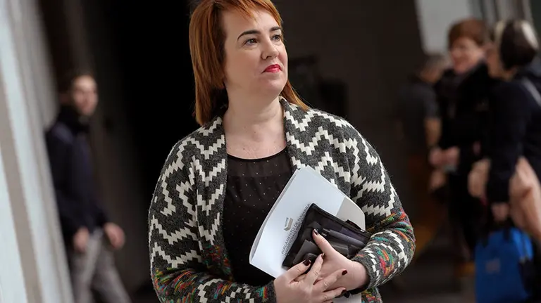 GRA092. PAMPLONA, 07/03/2016.- La presidenta del Parlamento de Navarra, Ainhoa Aznárez, a su llegada a la cámara Foral para presidir la reunión de la Mesa y Junta de Portavoces del Parlamento en su habitual sesión de los lunes, en esta ocasión con sendas iniciativas sobre la modificación de la ley foral de símbolos y la posibilidad de que la ikurriña esté presente en las instituciones navarras. EFE/Villar López