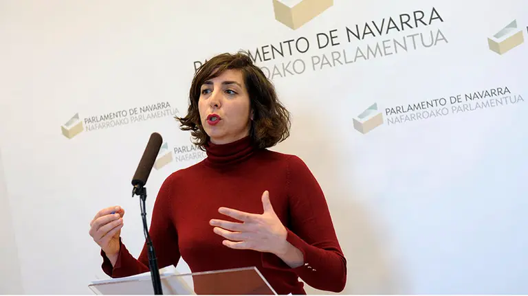 GRA091. PAMPLONA, 07/03/2016.- La portavoz de Podemos en el Parlamento de Navarra, Laura Pérez, tras la reunión de la Mesa y Junta de Portavoces del Parlamento en su habitual sesión de los lunes, en esta ocasión con sendas iniciativas sobre la modificación de la ley foral de símbolos y la posibilidad de que la ikurriña esté presente en las instituciones navarras. EFE/Villar López