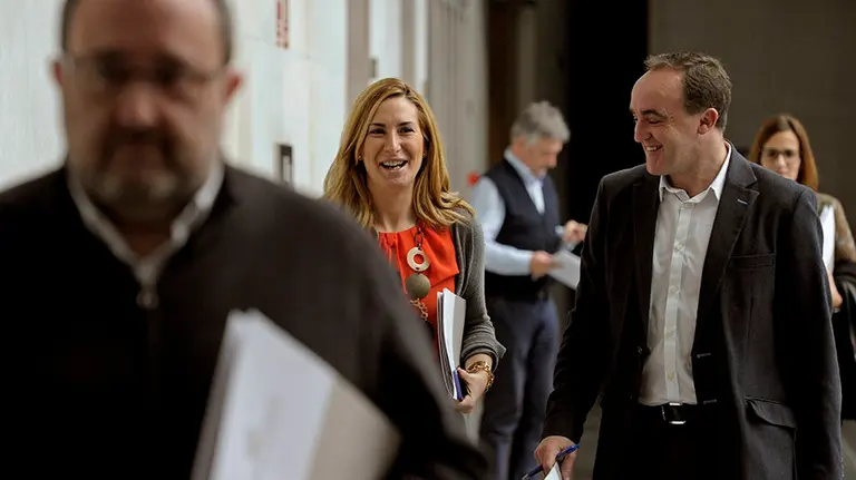 GRA089. PAMPLONA, 07/03/2016.- Los portavoces del Partido Popular (PP) en Navarra, Ana Beltrán, y de Unión del Pueblo Navarro (UPN), Javier Esparza (d), tras la reunión de la Mesa y Junta de Portavoces del Parlamento en su habitual sesión de los lunes, en esta ocasión con sendas iniciativas sobre la modificación de la ley foral de símbolos y la posibilidad de que la ikurriña esté presente en las instituciones navarras. EFE/Villar López