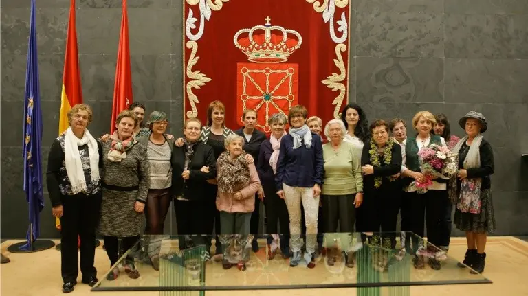 Ainhoa Aznárez y Uxue Barkos con el grupo de mujeres homenajeadas.
