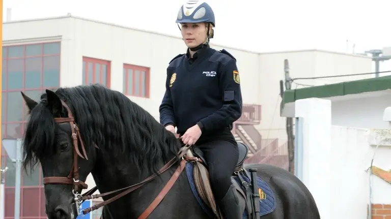Agente de la Policía Nacional para celebrar el Día Internacional de ma Mujer.