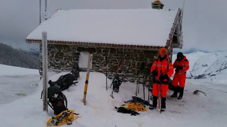 Miembros del equipo de rescate en el refugio de Izandorre, donde han pasado la noche.