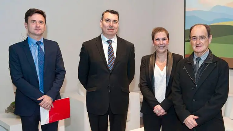 El nuevo presidente del Orfeón pamplonés, Daniel Sánchez junto a Uxue barkos y el presidente saliente Joaquín Jabat