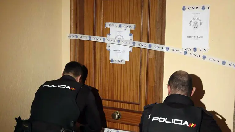 Agentes de la Policía Nacional intervienen en una vivienda