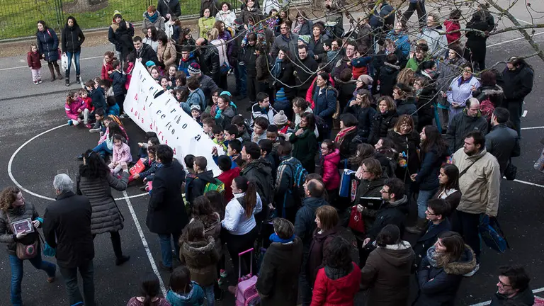 Concentracion para criticar el cierre de una de las lineas para el proximo curso en el C.P. Ermitagaña. PABLO LASAOSA 4