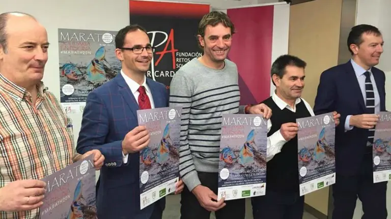 Ricardo Abad, en el centro, sostiene el cartel de la prueba. Twitter.