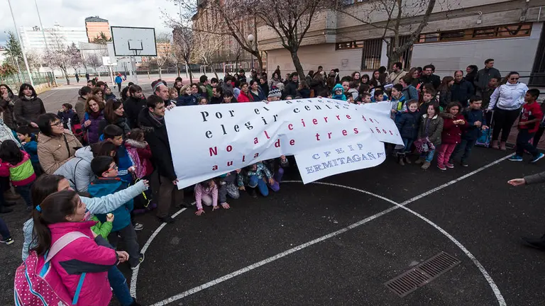 Concentracion para criticar el cierre de una de las lineas para el proximo curso en el C.P. Ermitagaña. PABLO LASAOSA 2