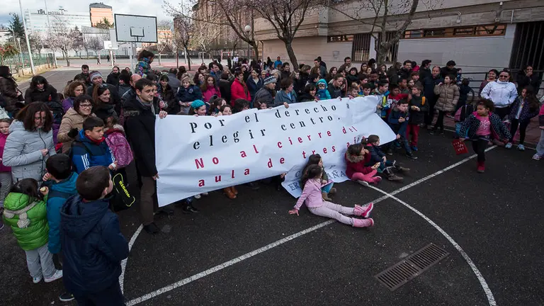 Concentracion para criticar el cierre de una de las lineas para el proximo curso en el C.P. Ermitagaña. PABLO LASAOSA 3