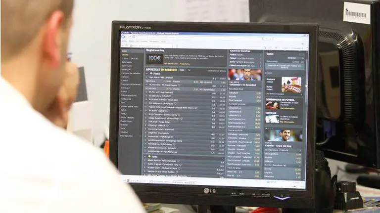 Un joven haciendo apuestas online.