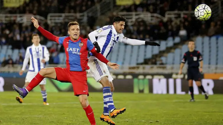 Carlos Vela remata de cabeza en el estadio de Anoeta. Efe.
