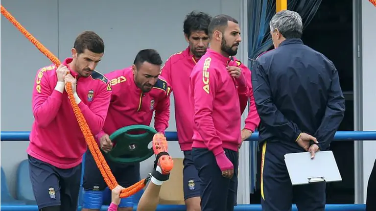 Nauzet Alemán conversa con su entrenador Quique Setién. Efe.