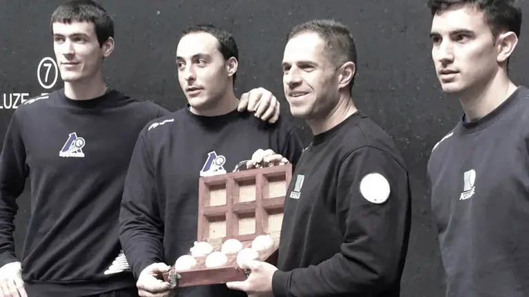 Rezusta, Irujo, Olaizola y Urrutikoetxea con el cestaño. Foto web Aspe.