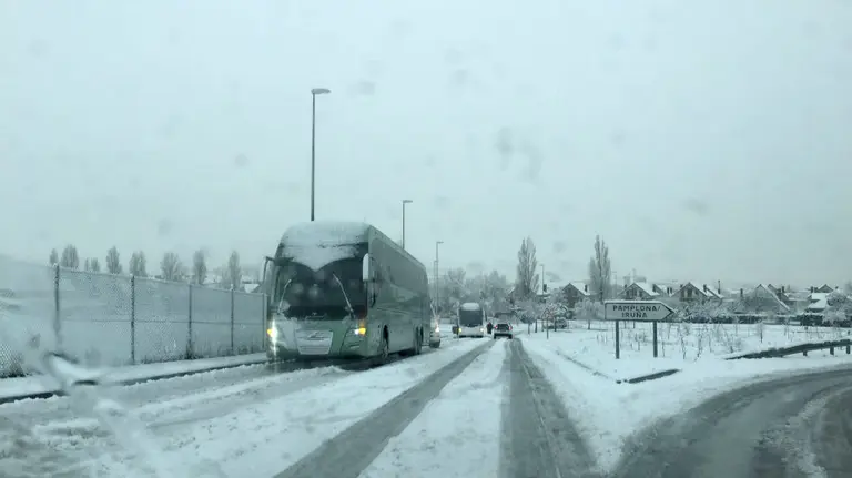 Autobuses escolares retenidos en la ronda cerca de Gorraiz