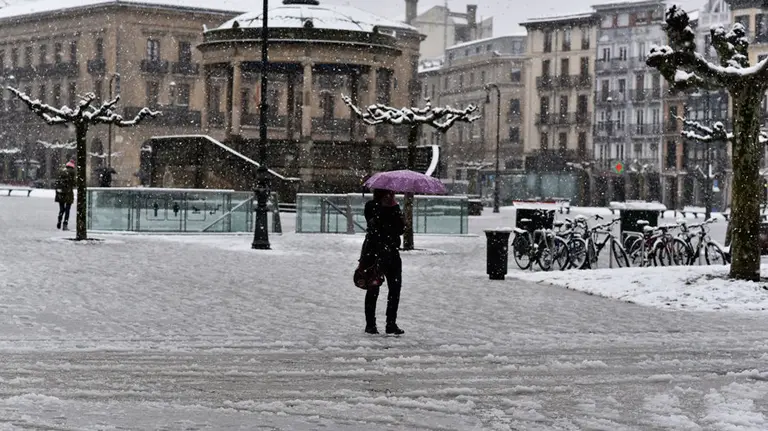 Las-calles-de-Pamplona-tras-una-noche-de-nieve.-PABLO-LASAOSA-(16)
