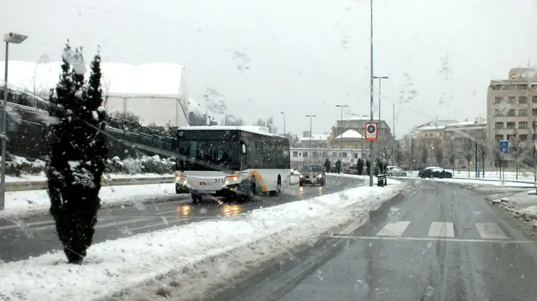 Villavesa en Pamplona nevando. S.REDÍN