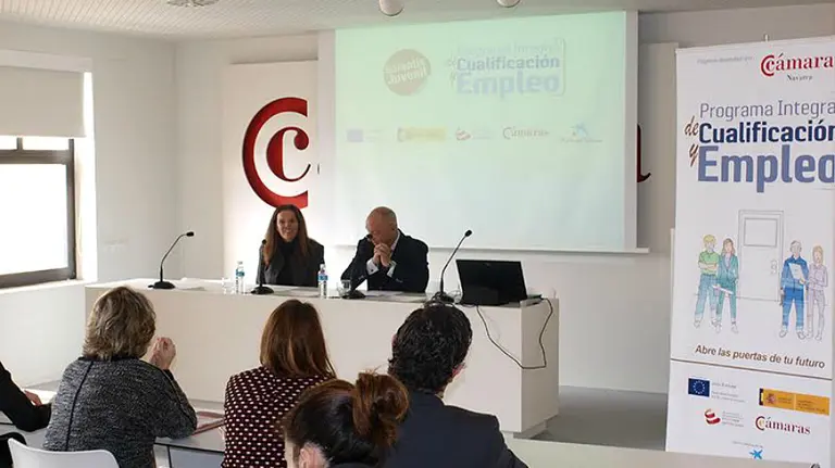 La Cámara de Comercio ayuda con 1.500 euros a empresas que contraten a menores de 30 años.