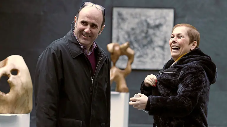 GRA154. PAMPLONA, 10/03/2016.- La presidenta de Navarra, Uxue Barkos, y el vicepresidente de Desarrollo Económico, Manu Ayerdi, durante un receso del Pleno del Parlamento de Navarra de esta mañana, donde se ha tomado en consideración una proposición de ley foral para modificar el Consejo de Navarra, con el fin de reducir de siete a cinco el número de miembros que componen este órgano consultivo, entre otros cambios. La iniciativa ha sido presentada conjuntamente por Geroa Bai, EH Bildu, Podemos e Izquierda-Ezkerra. Los grupos de UPN, PSN y PPN han votado en contra de su admisión a trámite. EFE/Iván Aguinaga