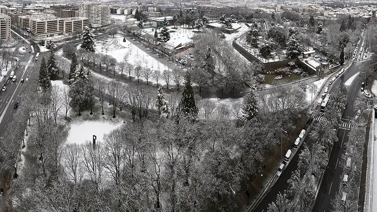 GRA034 PAMPLONA, 10/03/2016.- Aspecto que presenta el parque de La Taconera en Pamplona tras la nevada caída durante esta madrugada en la capital navarra, donde once vehículos y personal técnico del Ayuntamiento trabajan para evitar problemas derivados de la nieve que ha causado retenciones en algunos puntos y retrasos en el transporte urbano aunque presta servicio en todas las líneas. EFE/Jesús Diges