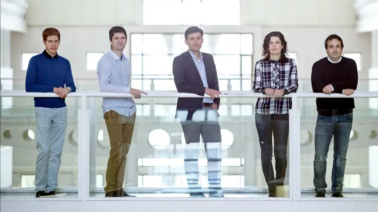 Cinco de los siete doctores premiados. De izq. a dcha. Mikel Galar, Alfredo Ursúa, Francisco Idareta, Sara Martínez de Morentin y Martín Gastón, en la Biblioteca de la UPNA.