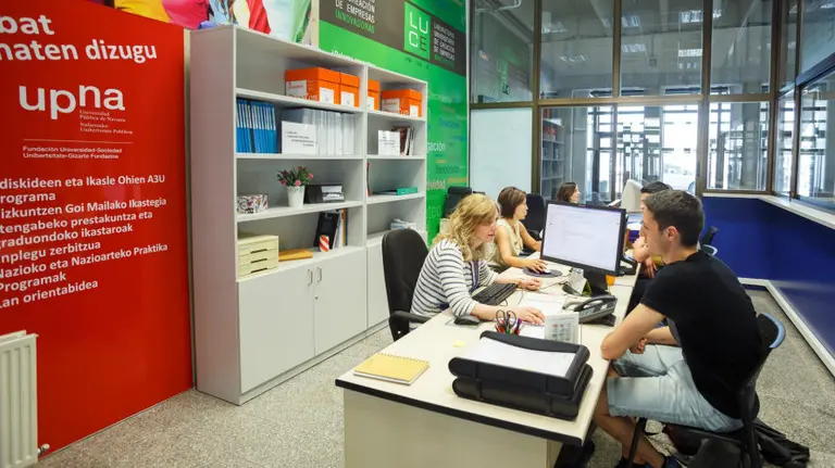 Punto de información del Laboratorio Universitario de Creación de Empresas y de la Fundación Universidad Sociedad en el edificio del Aulario.