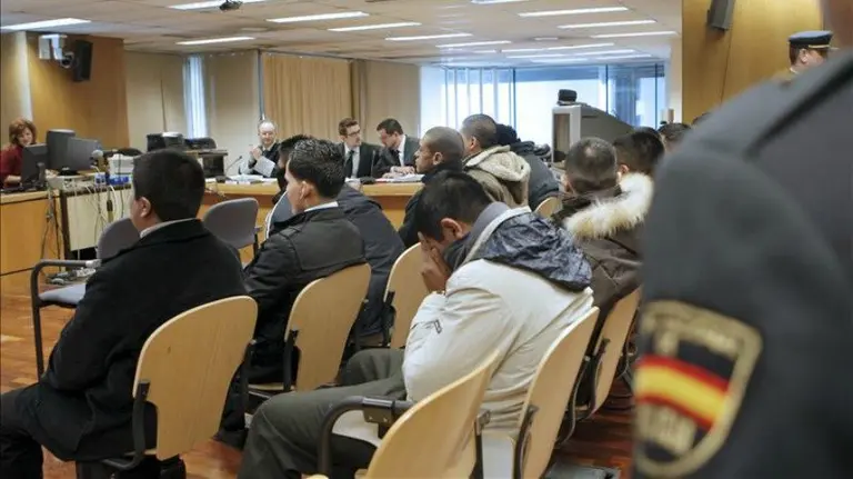 Cinco miembros de la banda latina Los Ñetas, ante el juez. EFE